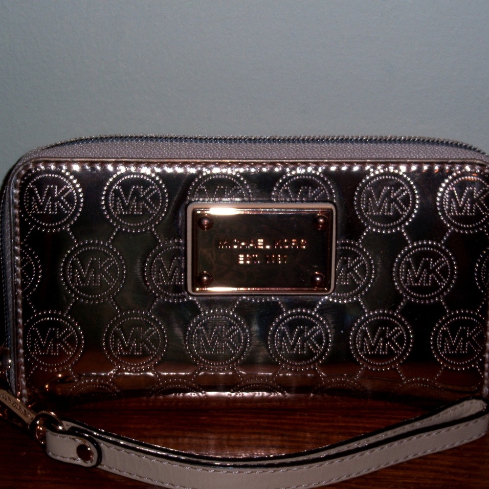 Perfect Michael Kors Gold Metallic Wristlet Wallet